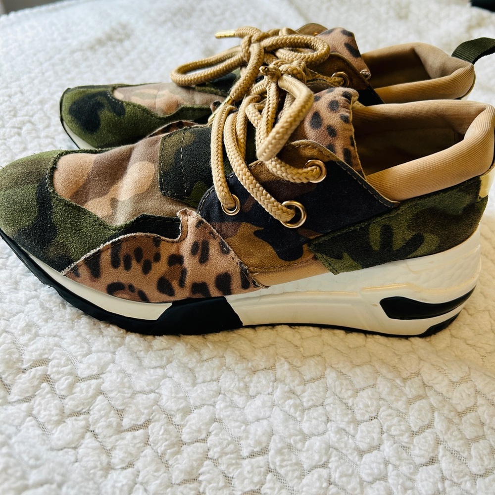 Women’s 6.5 Steve Madden sneaker